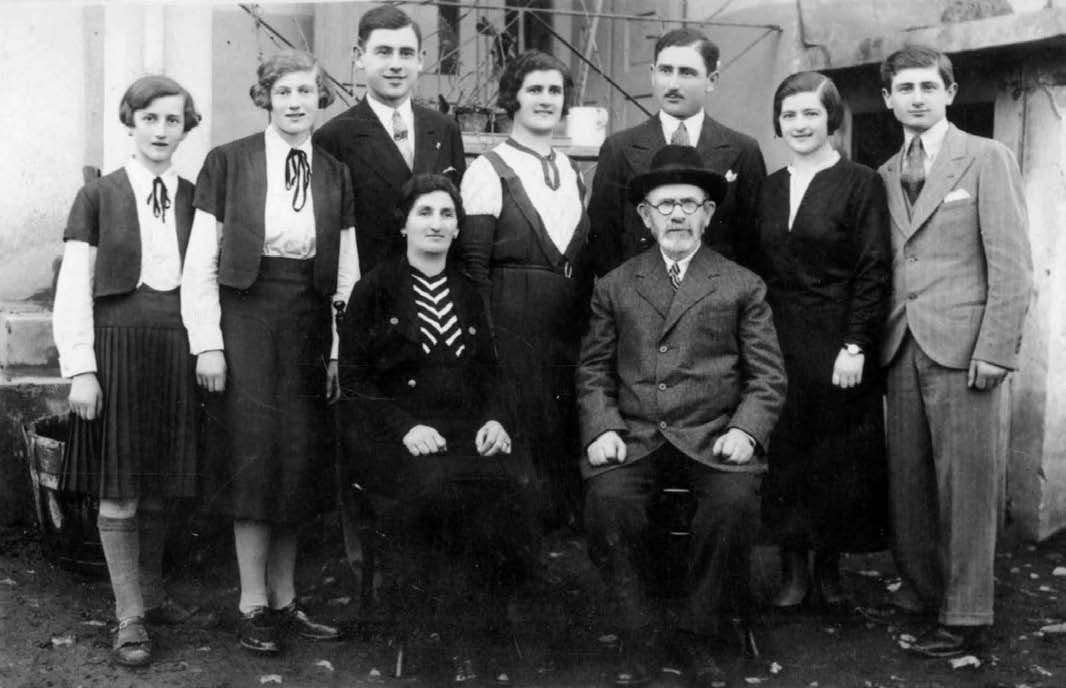 Rodina Waldova v roce 1933. Zprava: Bernard, Gizela, Eugen, Etela, Herman, Dorota, Adéla. Dole sedí rodiče Emanuel a Šarlota. [zdroj: osobní archiv Pavla Friedmanna]